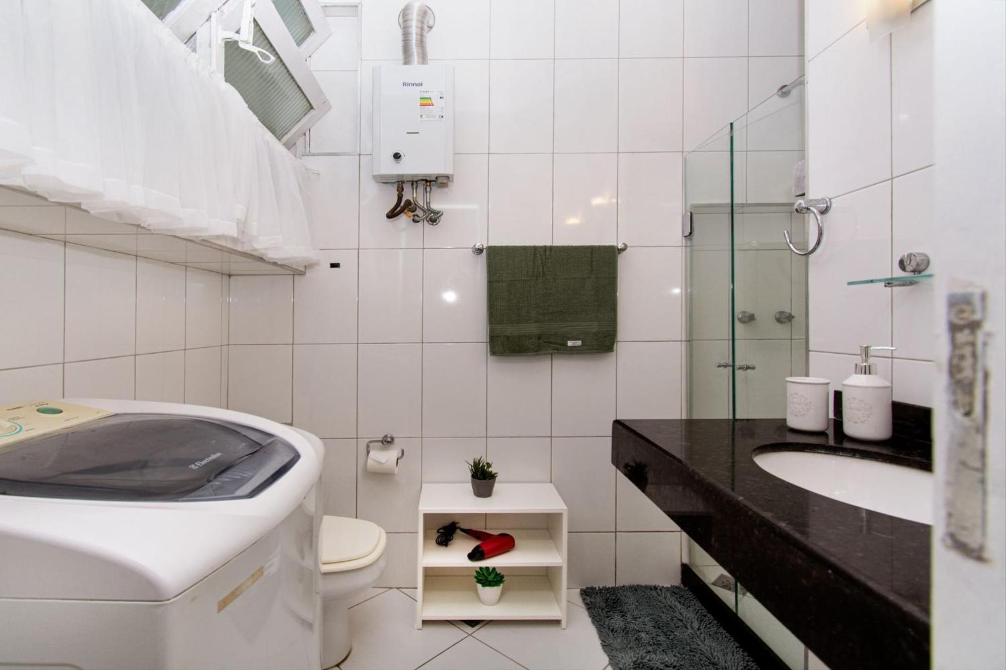 Maravilhoso Loft Em Copacabana A 150 Metros Da Com Um Varandao Em Meio Ao Verde. *